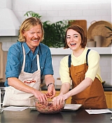 Emma_Stone_-_New_York_Times_Cooking_Ocotber_2025_01.jpg