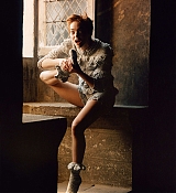 Emma_Stone_-_US_Vogue_-_September2C_2025_02.jpg