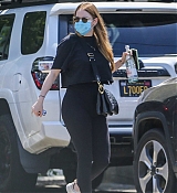 Emma_Stone_-_spotted_heading_into_a_gym_in_Los_Angeles2C_California__06152021_06.jpg